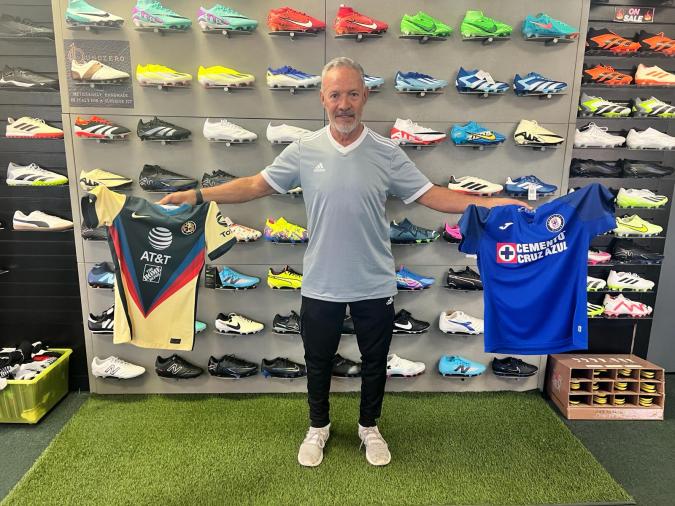 El fino delantero Adrián Camacho con las playeras que lo llevaron al estrellato en el fútbol mexicano. Foto: Cortesía