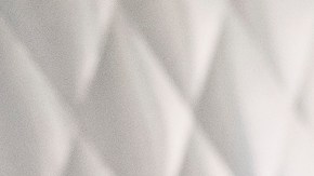 Rey Arellanes hace papas preparadas en X’tiosu en Boyle Heights.