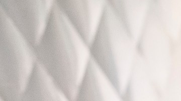 Rey Arellanes hace papas preparadas en X’tiosu en Boyle Heights.