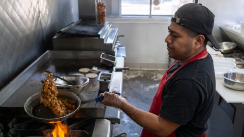 Rey Arellanes hace papas preparadas en X’tiosu en Boyle Heights.