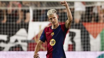 MADRID, 27/08/2024.- El centrocampista del FC Barcelona Dani Olmo celebra su gol durante el partido de la tercera jornada de Liga en Primera División que Rayo Vallecano y FC Barcelona disputan este martes en el estadio de Vallecas, en Madrid. EFE/SERGIO PÉREZ