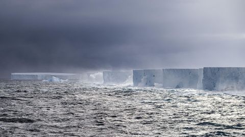 El iceberg más grande del mundo está atrapado girando en una prisión oceánica