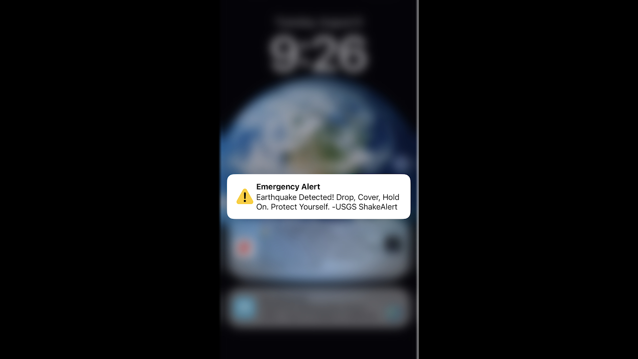 La foto muestra la alerta de terremoto del sistema Shake Alert recibida en la noche en California.