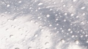 Una embajadora comunitaria muestra como un paquete de Narcan, que puede ayudar a evitar una muerte por sobredosis.