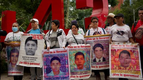 Familias de los 43 estudiantes de Ayotzinapa acusan a AMLO de encubrir la verdad