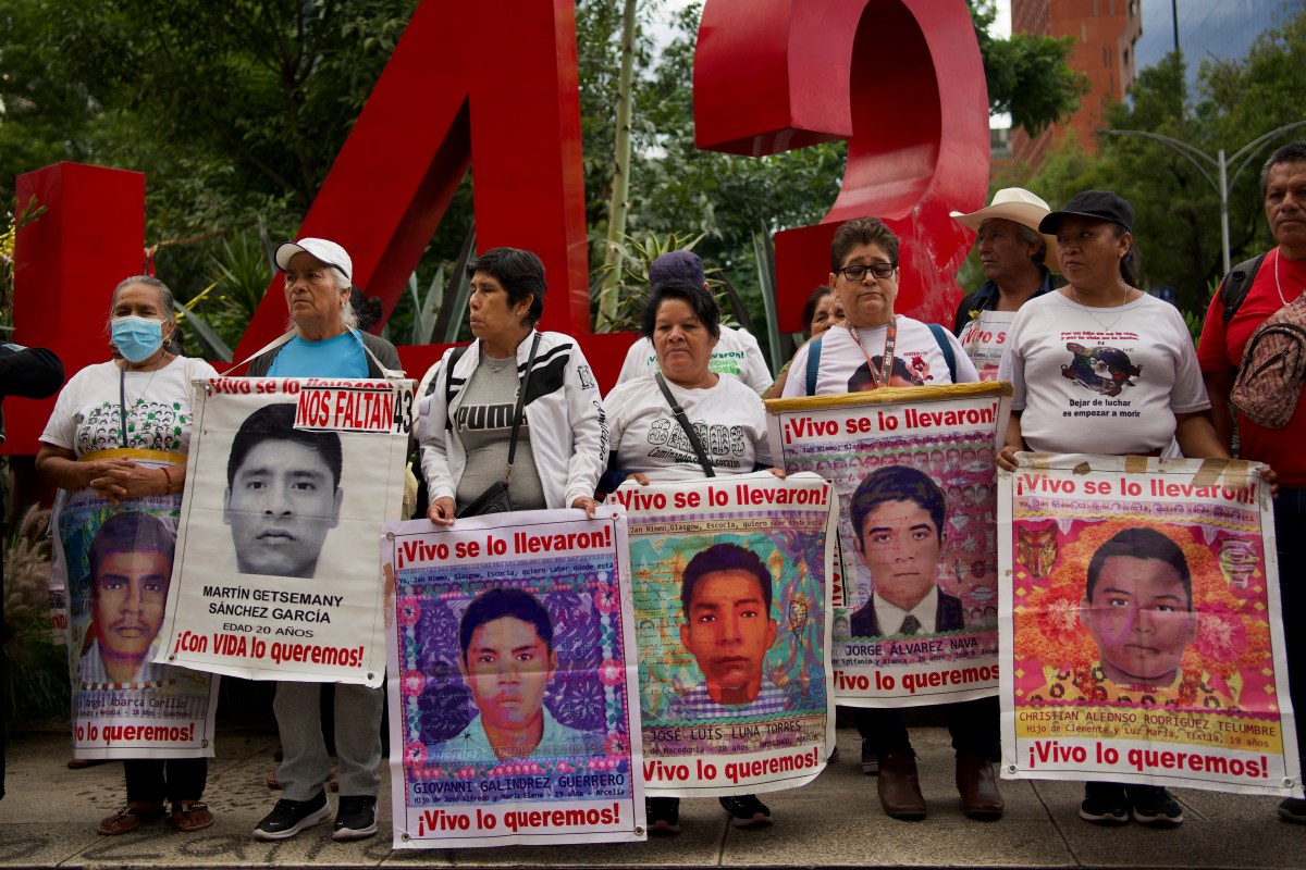 Familias de los 43 estudiantes de Ayotzinapa acusan a AMLO de encubrir ...