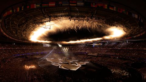 El set de fuegos artificiales durante la ceremonia de clausura de los Juegos Olímpicos París 2024.