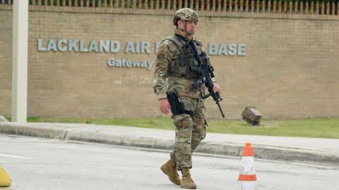 No hubo heridos y no hay más amenazas para la Base Conjunta San Antonio-Lackland.