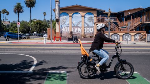 Un ciclista usa el nuevo carril de bicicletas protegidas en Hollywood.