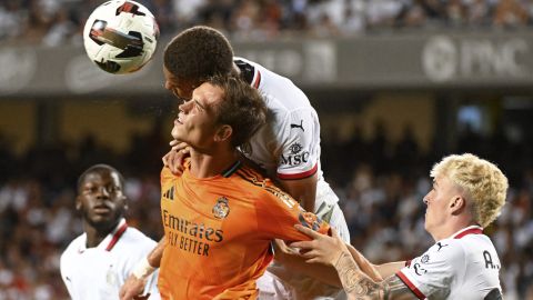 AME7015. CHICAGO (ESTADOS UNIDOS), 31/07/2024.- Álvaro Rodríguez (i) de Real Madrid disputa un balón con Malick Thiaw de Milan este miércoles, durante un partido amistoso entre Real Madrid y AC Milan, en el estadio Soldier Field de Chicago (EEUU). EFE/ Nuccio Dinuzzo