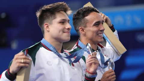 Osmar Olvera y Juan Celaya celebrando con su medalla de plata después de la final del salto sincronizado de tres metros en los Juegos Olímpicos París 2024.