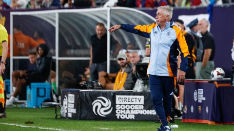 El italiano Carlo Ancelotti dando instrucciones durante el encuentro de este sábado entre Real Madrid y FC Barcelona.