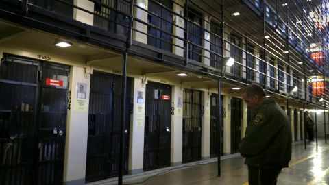 El paquete que tocó el trabajador de la prisión de California dio positivo para anfetaminas, fentanilo y 'spice', o cannabinoides sintéticos, entre otras sustancias.