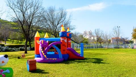 Niño muere dentro de castillo inflable que fue alzado por el viento en Maryland