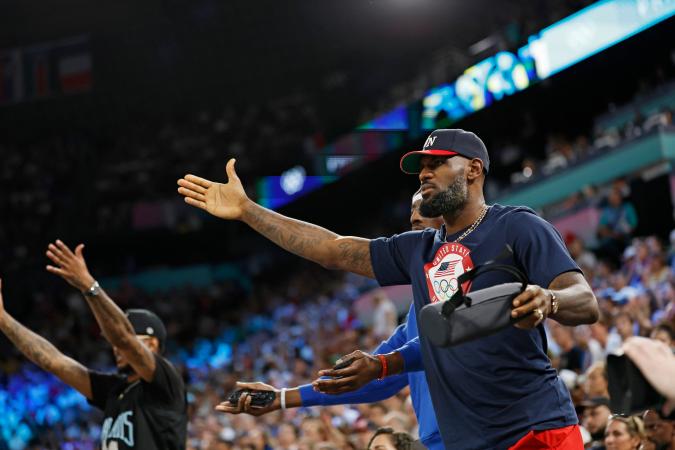Un día después de que ganara el oro en el baloncesto masculino de París 2024, LeBron James estaba apoyando a la selección de Estados Unidos en la final femenina del baloncesto.