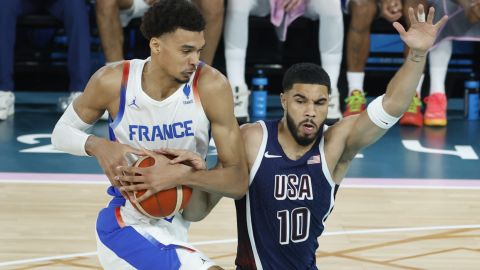 PARIS, 10/08/2024.- El jugador francés Victor Wembanyama (i) en acción ante el jugador estadounidense Jayson Tatum durante la final de Baloncesto masculino, entre Francia y EEUU, de los Juegos Olímpicos de París 2024 este sábado, en el Bercy Arena de la capital gala. EFE/ Juanjo Martin