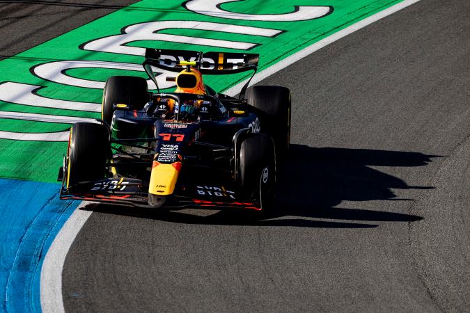El piloto mexicano de la escudería Red Bull, Sergio "Checo" Pérez, durante un momento del Gran Premio de Países Bajos este domingo en el circuito de Zandvoort.