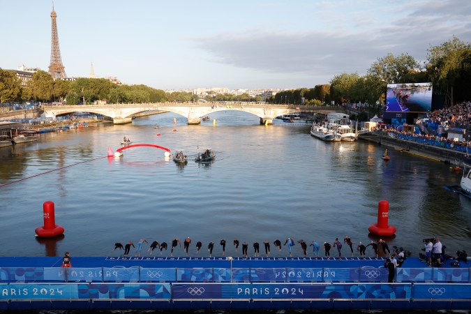 El momento del comienzo de la prueba femenina de las aguas abiertas de los Juegos Olímpicos París 2024 que se llevaron a cabo en el río Sena.