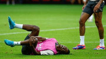 VARSOVIA , 13/08/2024.- El centrocampista francés del Real Madrid Eduardo Camavinga se duele en el suelo durante el entrenamiento del equipo este martes en Varsovia, en la víspera del partido de la Supercopa de Europa de fútbol que enfrenta a su equipo con el Atalanta. EFE/ Mariscal