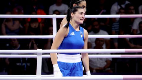 La italiana Angela Carini después de que se retirara del combate por los octavos de final del boxeo de París 2024.