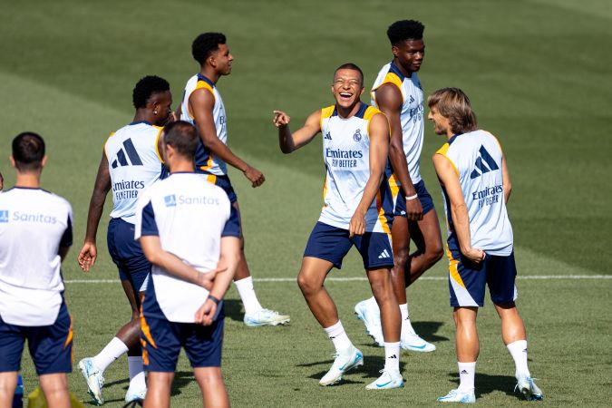 El delantero del Real Madrid Kylian Mbappé bromea con sus compañeros durante el entrenamiento realizado en la Ciudad Deportiva de Valdebebas para preparar el primer partido de LaLiga frente al Mallorca.