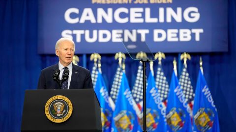 Biden continúa buscado alivio a la deuda estudiantil.