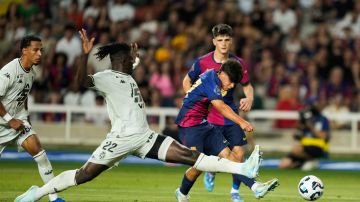 El mediocampista del FC Barcelona Pau Victor, intenta superar a Mohammed Salisu, del AS Mónaco, durante el encuentro del torneo Joan Gamper.