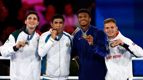 El mexicano Marco Verde, a la izquierda, posa junto al resto de ganadores de medalla de la categoría 71 kilos del boxeo en París 2024.