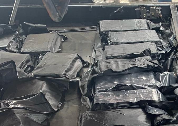 La droga fue hallada en un compartimento trampa dentro de la base del propio remolque.