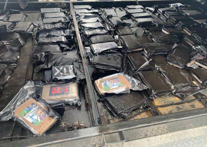 La droga fue hallada en un compartimento trampa dentro de la base del propio remolque.