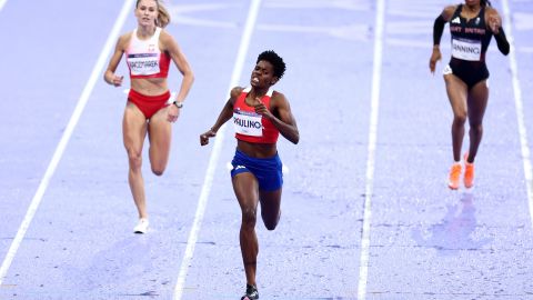 La dominicana Marileidy Paulino se impuso con autoridad en la final de los 400 metros este viernes en el estadio de Saint Denis.