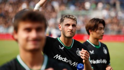 Santiago Giménez saludando a los aficionados después de la victoria del Feyenoord de este fin de semana en la Eredivisie.