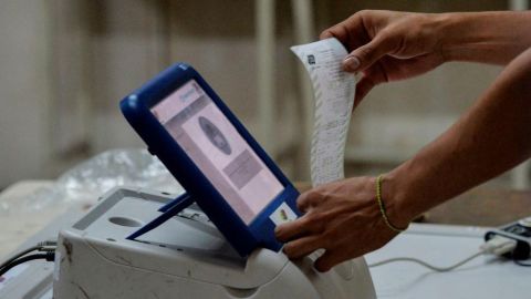 Una vez culminada la jornada electoral, las máquinas de votación imprimen un acta en papel.