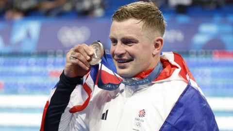 Paris (France), 28/07/2024.- Silver medalist Adam Peaty of Britain poses after the Men 100m Breatstroke final of the Swimming competitions in the Paris 2024 Olympic Games, at the Paris La Defense Arena in Paris, France, 28 July 2024. (100 metros, Francia, Reino Unido) EFE/EPA/FRANCK ROBICHON