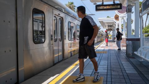 Un pasajero se alista para tomar el tren en la estación de Metro en la calle 5 en Long Beach.