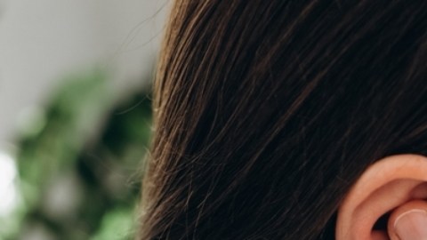 El COVID-19 aumenta el riesgo de pérdida auditiva en adultos jóvenes