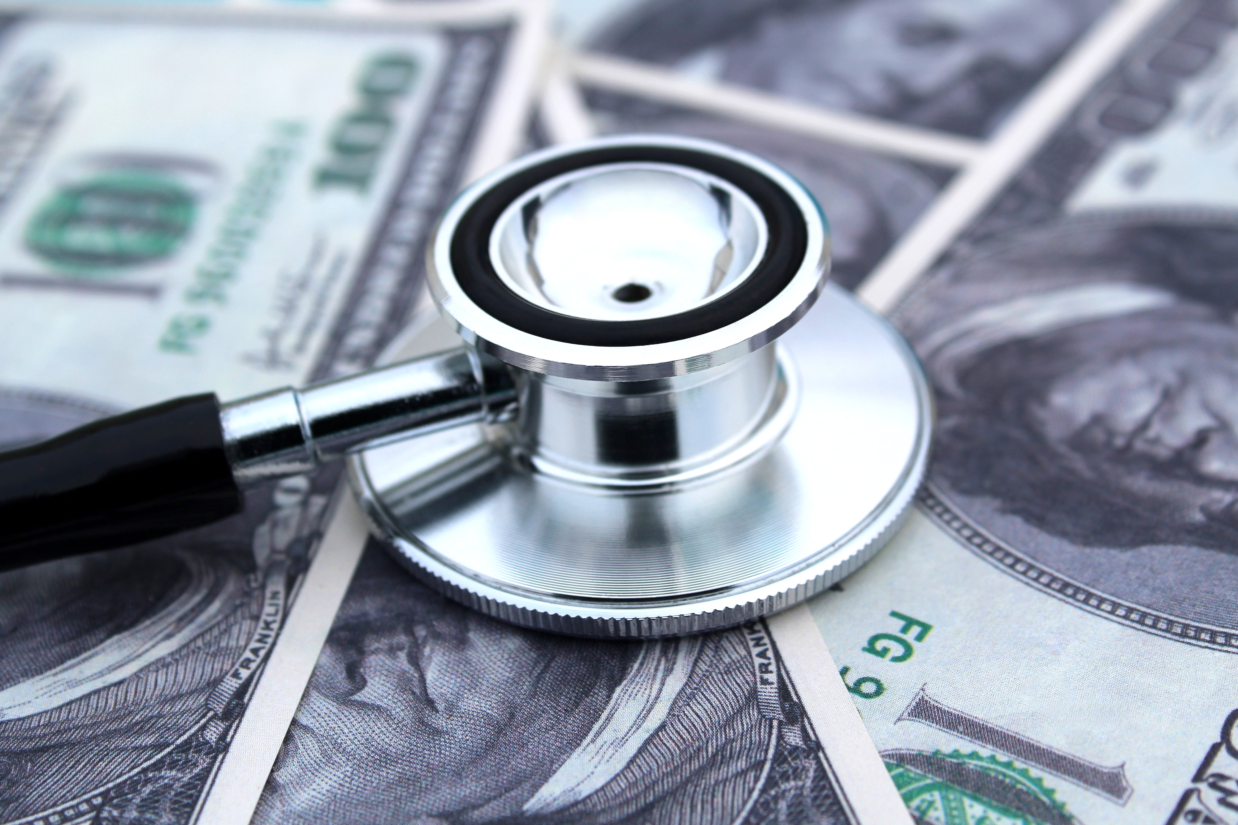 Jubilados en EE.UU. podrían gastar hasta $185,500 en atención médica, afirma análisis