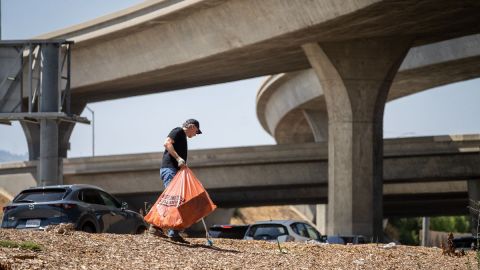 El gobernador Newsom ayuda en la limpieza de campamentos de los desamparados. (Cortesía Oficina Gobernador Newsom)