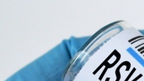 CDC publican nuevos lineamientos sobre vacunas de VSR