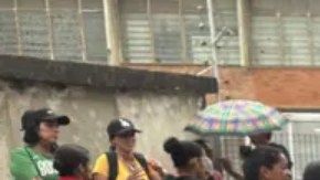 Jenny Merentes y Coralia García en las afueras de Zona 7, un centro de detención en el este de Caracas.