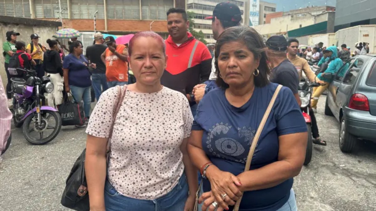 La desesperación de los familiares de los detenidos en las protestas ...