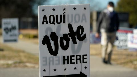 Estudio revela que latinos enfrentan disparidades raciales en participación y conteo de votos