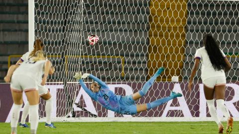 AME8357. BOGOTÁ (COLOMBIA), 11/09/2024.- Mariángela Medina (c) de México ataja un penalti este miércoles, en un partido de los octavos de final de la Copa Mundial Femenina sub-20 entre las selecciones de México y los Estados Unidos en el estadio de El Campín en Bogotá (Colombia). EFE/ Mauricio Dueñas Castañeda