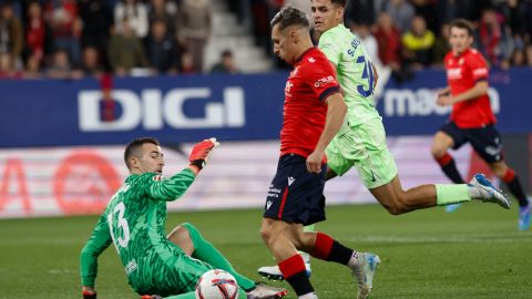 El delantero de Osasuna Bryan Zaragoza escapa entre Sergi Domínguez y el portero Iñaki Peña para anotar el segundo gol del cuadro navarro.