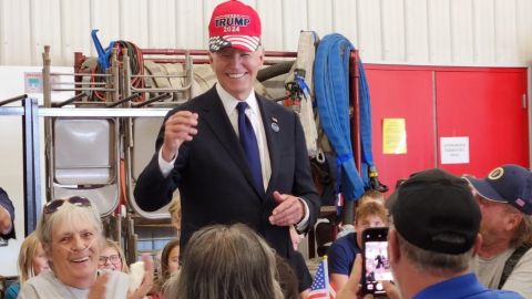 El presidente Biden se puso una gorra de la campaña de Trump.