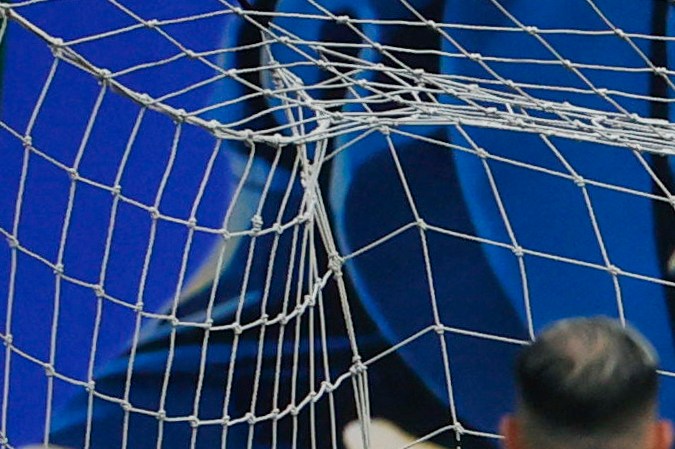 El momento del penal convertido por James Rodríguez para anotar su segundo gol en estas eliminatorias sudamericanas.