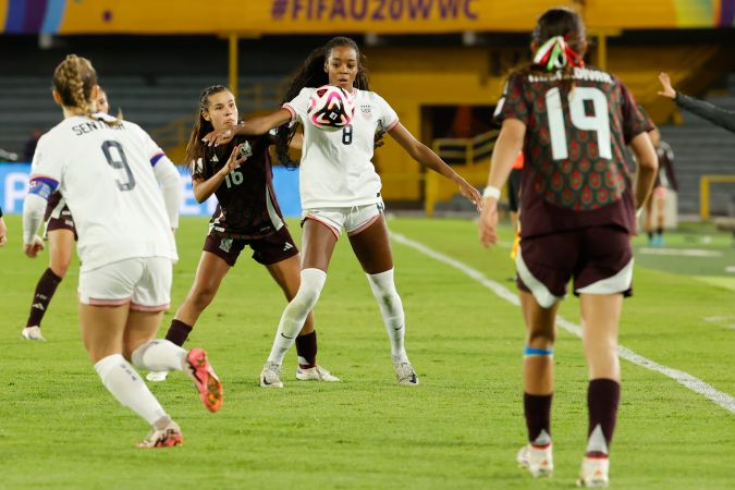 AME8357. BOGOTÁ (COLOMBIA), 11/09/2024.- Julia Yareli Valadez (2-i) de México disputa un balón con Jordynn Araya Dudley de Estados Unidos este miércoles, en un partido de los octavos de final de la Copa Mundial Femenina sub-20 entre las selecciones de México y los Estados Unidos en el estadio de El Campín en Bogotá (Colombia). EFE/ Mauricio Dueñas Castañeda