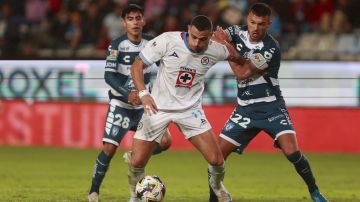 AME3560. PACHUCA (MÉXICO), 28/09/2024.- Gustavo Cabral (d) de Pachuca disputa el balón con Georgios Giakoumakis de Cruz Azul, durante un partido este sábado de la jornada 10 del torneo Apertura 2024, disputado en el estadio Hidalgo, en Pachuca (México). EFE/ David Martínez Pelcastre