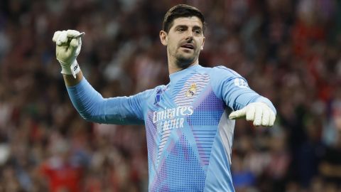 MADRID, 29/09/2024.- El portero del Real Madrid Thibaut Courtois retira un objeto lanzado desde la grada, durante el partido de la LaLiga EA Sports que Atlético de Madrid y Real Madrid disputan este domingo en el estadio Civitas Metropolitano. EFE/Ballesteros