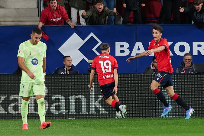 El delantero de Osasuna Ante Budimir celebra con Bryan Zaragoza tras marcar el primer gol ante el FC Barcelona durante el partido de LaLiga disputado en el estadio El Sadar, en Pamplona.